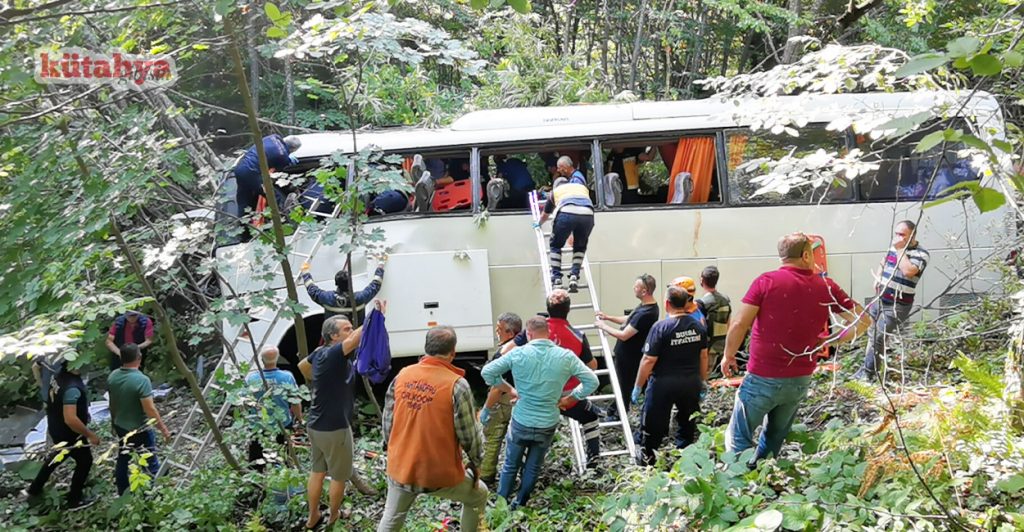 Tavşanlı'dan yola çıkan tur otobüsü feci kaza geçirdi