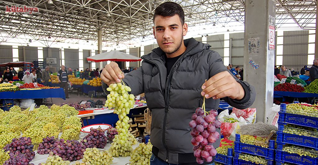 Kütahyalı üzümcü zamlara isyan etti: “Satsakta kazanamıyoruz”